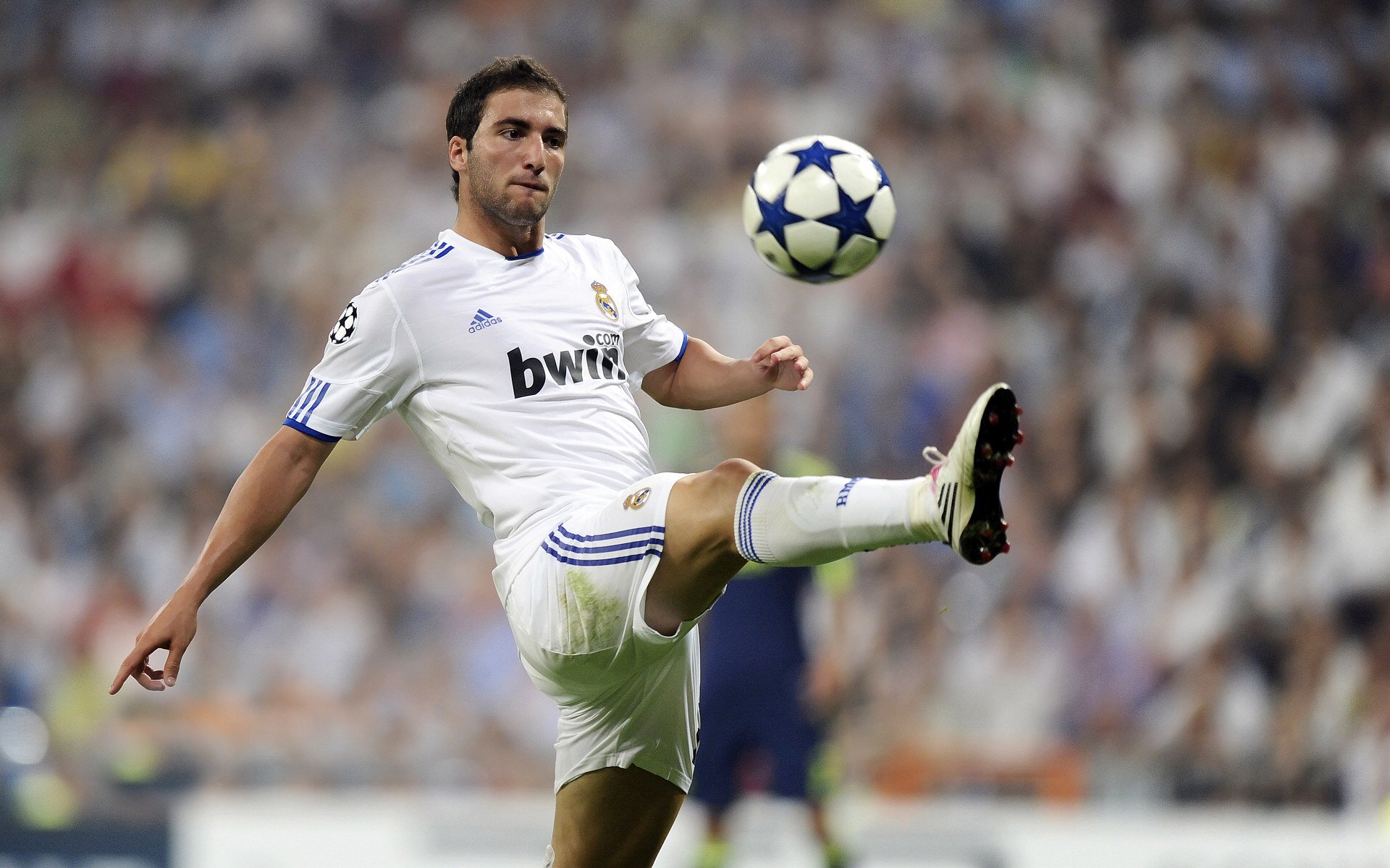 开云体育娱乐-曼联在主场获胜，积分榜上升为第二